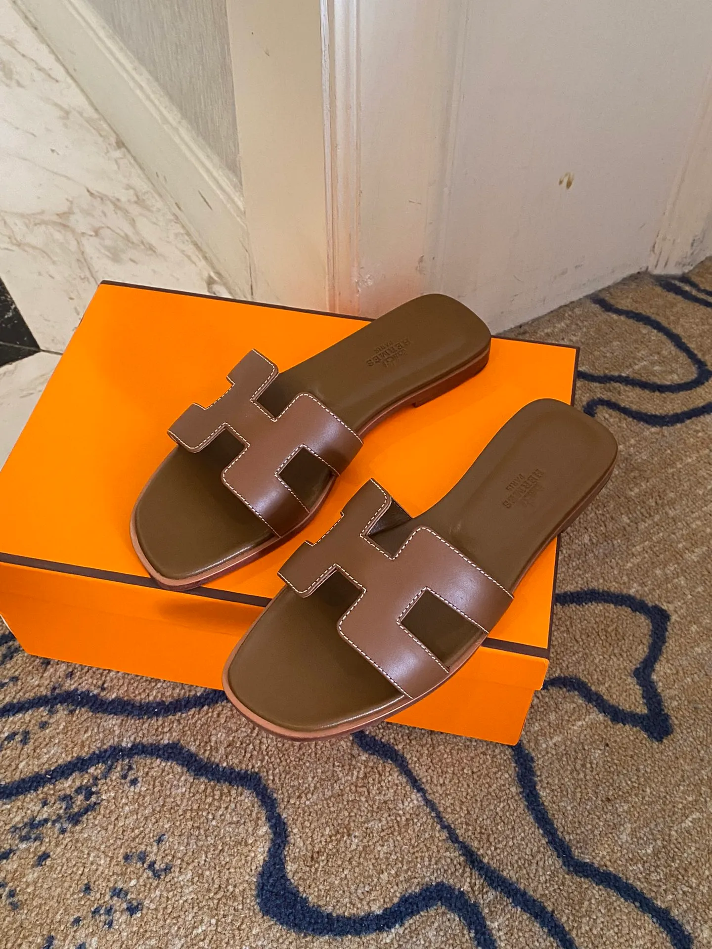 Wholesale direct sales👟👟Ex-factory price 480👟👟 Women's Shoes Women's Clothing Women's Shoes Factory Hermes Hermes 2022 Early Spring New Style Newly Revised Stitching Technology (Hermès) Upgraded Packaging Version Workmanship Materials Upgrade ~ The highest version of Hermes handmade slippers in the market Same as the original version of the 2022 Early Spring New Style, purely handmade by masters! High-end customization, exclusive products, the highest version in the industry, Hermès' H-slippers are the most classic of the brand. They are constantly upgraded every year with little difference, and what is always improving is comfort. The new model brought by H family today is really classic and novel - it looks good! ! ! 1⃣️Let’s talk about the leather first. The entire shoe is made of imported calfskin. Only such luxurious materials will make the shoes more stylish and durable. 2⃣️The real Italian leather sole is perfectly integrated without any gaps! The technical requirements are very high! After this treatment, the leather base will be less delicate, more wear-resistant, and last longer! The real Italian leather sole is malleable and breathable like the skin. 3⃣️The midsole is also all made of genuine leather! You can take a look at other people's shoes and you'll know! Upper: Italian imported cowhide + original custom-grade Australian sheepskin feet + genuine leather outsole (pursuing top walking comfort) Packaging Let us emphasize: top-level exclusive box, with a full set of packaging series code number: 35 ~ 40 codes